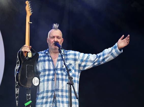Musikfestival Heimspiel Knyphausen (31. Juli bis 2. August 2026), Konzert der Band >> Fortuna Ehrenfeld << am Sonntag, 2. August 2026. Auftritt der Musikband >> Fortuna Ehrenfeld << beim Festival >> Heimspiel Knyphausen << am 02. August 2026. Zu sehen Martin Bechler (Gesang, Gitarre, Keyboard). Bechler hält eine Gitarre in der Hand - die schwarze Gitarre (Typ Fender Telecaster) wird später vom Musiker auf Instagram als gestohlen gemeldet. Eltville-Erbach Eltville am Rhein Rheinland-Pfalz Deutschland Weingut Baron von Knyphausen *** Heimspiel Knyphausen Music Festival, July 31–August 2, 2026, Concert by the band Fortuna Ehrenfeld on Sunday, August 2, 2026. Performance by the band Fortuna Ehrenfeld at the Heimspiel Knyphausen Festival on A