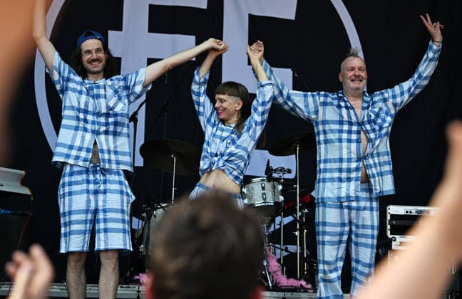 Musikfestival Heimspiel Knyphausen (31. Juli bis 2. August 2026), Konzert der Band >> Fortuna Ehrenfeld << am Sonntag, 2. August 2026. Auftritt der Musikband >> Fortuna Ehrenfeld << beim Festival >> Heimspiel Knyphausen << am 02. August 2026. Zu sehen Jannis Bentler (Schlagzeug), Jenny Thiele (Keyboard, Gesang), Martin Bechler (Gesang, Gitarre, Keyboard) (v.l.n.r.). Eltville-Erbach Eltville am Rhein Rheinland-Pfalz Deutschland Weingut Baron von Knyphausen *** Heimspiel Knyphausen Music Festival, July 31–August 2, 2026, Concert by the band Fortuna Ehrenfeld on Sunday, August 2, 2026. Performance by the band Fortuna Ehrenfeld at the Heimspiel Knyphausen Festival on August 2, 2026. Featuring Jannis Bentler on drums, Jenny Thiele on keyboard