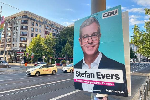 Berlin, Deutschland, 03.08.2026: Mitte: Wahlplakat von CDU-Spitzenkandidat Stefan Evers zur Wahl zum Abgeordnetenhaus von Berlin *** Berlin, Germany, August 3, 2026: Election poster in the Mitte district featuring CDU lead candidate Stefan Evers for the Berlin House of Representatives election Copyright: xdtsxNachrichtenagenturx dts_129208