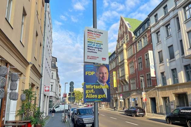 Berlin, Deutschland, 03.08.2026: Mitte: Wahlplakate von SPD und FDP-Spitzenkandidat Christoph Meyer zur Wahl zum Abgeordnetenhaus von Berlin, vor der Parteizentrale der FDP *** Berlin, Germany, August 3, 2026: Election posters for the SPD and FDP, featuring lead candidate Christoph Meyer, for the Berlin House of Representatives election, in front of the FDP party headquarters Copyright: xdtsxNachrichtenagenturx dts_129207