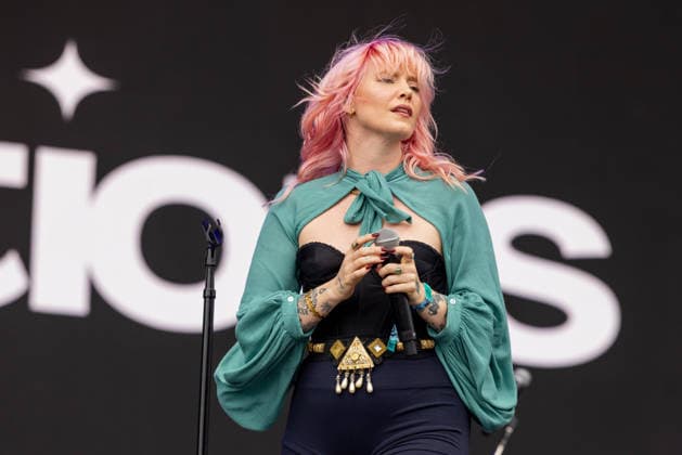August 2, 2026, Chicago, Illinois, USA: HARLEE CASE of New Constellations during the Lollapalooza Music Festival at Grant Park in Chicago, Illinois Chicago USA  - ZUMAs135 20260802_zap_s135_137 Copyright: xDanielxDeSloverx