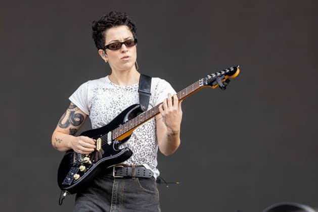 August 2, 2026, Chicago, Illinois, USA: JOSETTE MASKIN of Muna during the Lollapalooza Music Festival at Grant Park in Chicago, Illinois Chicago USA  - ZUMAs135 20260802_zap_s135_165 Copyright: xDanielxDeSloverx