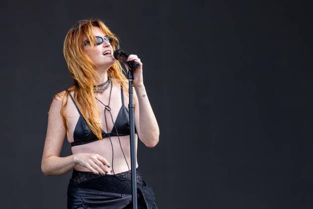 August 2, 2026, Chicago, Illinois, USA: KATIE GAVIN of Muna during the Lollapalooza Music Festival at Grant Park in Chicago, Illinois Chicago USA  - ZUMAs135 20260802_zap_s135_170 Copyright: xDanielxDeSloverx