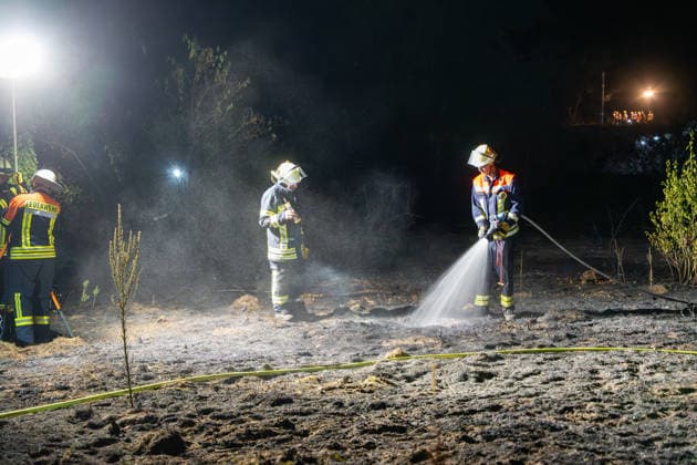 Großer Flächenbrand bedroht Wohngebiet Am 03.08.2026 gegen 02:00 Uhr brannten zwischen Seeheim-Jugenheim und Alsbach im Landkreis Darmstadt-Dieburg rund 28.000 Quadratmeter Feld und Gestrüpp entlang der L3100. Die Feuerwehr stoppte die Flammen etwa fünf Meter vor angrenzenden Wohnhäusern. Ein Anwohner erlitt beim eigenständigen Löschversuch eine Rauchgasvergiftung und wurde vom Rettungsdienst in ein Krankenhaus gebracht. Die Straßenbahnstrecke zwischen Alsbach und Seeheim-Jugenheim wurde gesperrt, ein Schienenersatzverkehr eingerichtet. Zur Brandbekämpfung kam eine Drohne mit Wärmebildkamera zum Aufspüren von Glutnestern zum Einsatz. Seeheim-Jugenheim Hessen Deutschland *** Large Wildfire Threatens Residential Area On August 3,