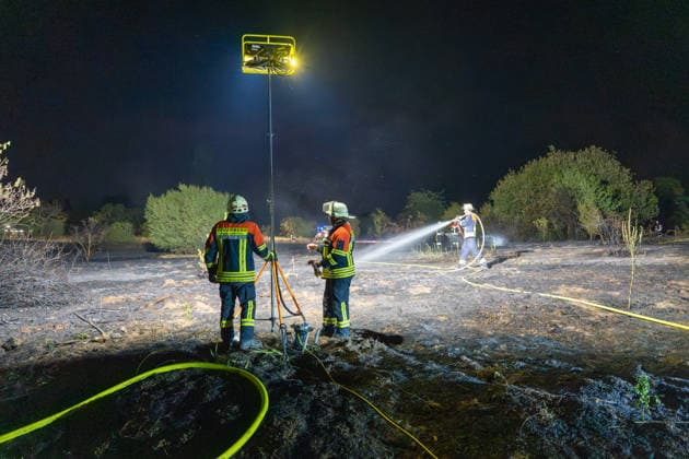 Großer Flächenbrand bedroht Wohngebiet Am 03.08.2026 gegen 02:00 Uhr brannten zwischen Seeheim-Jugenheim und Alsbach im Landkreis Darmstadt-Dieburg rund 28.000 Quadratmeter Feld und Gestrüpp entlang der L3100. Die Feuerwehr stoppte die Flammen etwa fünf Meter vor angrenzenden Wohnhäusern. Ein Anwohner erlitt beim eigenständigen Löschversuch eine Rauchgasvergiftung und wurde vom Rettungsdienst in ein Krankenhaus gebracht. Die Straßenbahnstrecke zwischen Alsbach und Seeheim-Jugenheim wurde gesperrt, ein Schienenersatzverkehr eingerichtet. Zur Brandbekämpfung kam eine Drohne mit Wärmebildkamera zum Aufspüren von Glutnestern zum Einsatz. Seeheim-Jugenheim Hessen Deutschland *** Large Wildfire Threatens Residential Area On August 3,