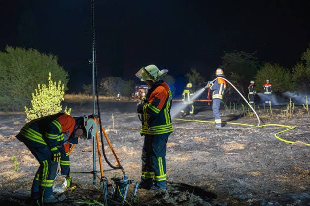 Großer Flächenbrand bedroht Wohngebiet Am 03.08.2026 gegen 02:00 Uhr brannten zwischen Seeheim-Jugenheim und Alsbach im Landkreis Darmstadt-Dieburg rund 28.000 Quadratmeter Feld und Gestrüpp entlang der L3100. Die Feuerwehr stoppte die Flammen etwa fünf Meter vor angrenzenden Wohnhäusern. Ein Anwohner erlitt beim eigenständigen Löschversuch eine Rauchgasvergiftung und wurde vom Rettungsdienst in ein Krankenhaus gebracht. Die Straßenbahnstrecke zwischen Alsbach und Seeheim-Jugenheim wurde gesperrt, ein Schienenersatzverkehr eingerichtet. Zur Brandbekämpfung kam eine Drohne mit Wärmebildkamera zum Aufspüren von Glutnestern zum Einsatz. Seeheim-Jugenheim Hessen Deutschland *** Large Wildfire Threatens Residential Area On August 3,