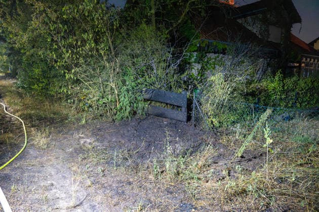 Großer Flächenbrand bedroht Wohngebiet Am 03.08.2026 gegen 02:00 Uhr brannten zwischen Seeheim-Jugenheim und Alsbach im Landkreis Darmstadt-Dieburg rund 28.000 Quadratmeter Feld und Gestrüpp entlang der L3100. Die Feuerwehr stoppte die Flammen etwa fünf Meter vor angrenzenden Wohnhäusern. Ein Anwohner erlitt beim eigenständigen Löschversuch eine Rauchgasvergiftung und wurde vom Rettungsdienst in ein Krankenhaus gebracht. Die Straßenbahnstrecke zwischen Alsbach und Seeheim-Jugenheim wurde gesperrt, ein Schienenersatzverkehr eingerichtet. Zur Brandbekämpfung kam eine Drohne mit Wärmebildkamera zum Aufspüren von Glutnestern zum Einsatz. Seeheim-Jugenheim Hessen Deutschland *** Large Wildfire Threatens Residential Area On August 3,