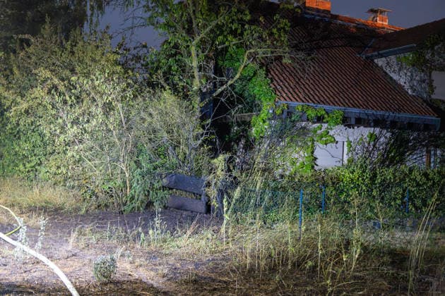 Großer Flächenbrand bedroht Wohngebiet Am 03.08.2026 gegen 02:00 Uhr brannten zwischen Seeheim-Jugenheim und Alsbach im Landkreis Darmstadt-Dieburg rund 28.000 Quadratmeter Feld und Gestrüpp entlang der L3100. Die Feuerwehr stoppte die Flammen etwa fünf Meter vor angrenzenden Wohnhäusern. Ein Anwohner erlitt beim eigenständigen Löschversuch eine Rauchgasvergiftung und wurde vom Rettungsdienst in ein Krankenhaus gebracht. Die Straßenbahnstrecke zwischen Alsbach und Seeheim-Jugenheim wurde gesperrt, ein Schienenersatzverkehr eingerichtet. Zur Brandbekämpfung kam eine Drohne mit Wärmebildkamera zum Aufspüren von Glutnestern zum Einsatz. Seeheim-Jugenheim Hessen Deutschland *** Large Wildfire Threatens Residential Area On August 3,
