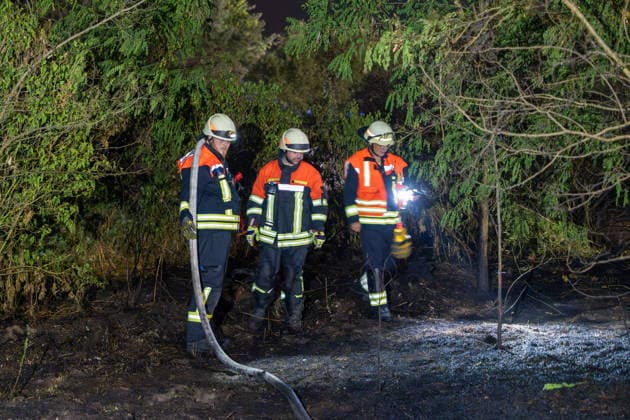 Großer Flächenbrand bedroht Wohngebiet Am 03.08.2026 gegen 02:00 Uhr brannten zwischen Seeheim-Jugenheim und Alsbach im Landkreis Darmstadt-Dieburg rund 28.000 Quadratmeter Feld und Gestrüpp entlang der L3100. Die Feuerwehr stoppte die Flammen etwa fünf Meter vor angrenzenden Wohnhäusern. Ein Anwohner erlitt beim eigenständigen Löschversuch eine Rauchgasvergiftung und wurde vom Rettungsdienst in ein Krankenhaus gebracht. Die Straßenbahnstrecke zwischen Alsbach und Seeheim-Jugenheim wurde gesperrt, ein Schienenersatzverkehr eingerichtet. Zur Brandbekämpfung kam eine Drohne mit Wärmebildkamera zum Aufspüren von Glutnestern zum Einsatz. Seeheim-Jugenheim Hessen Deutschland *** Large Wildfire Threatens Residential Area On August 3,