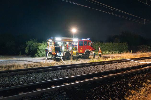 Großer Flächenbrand bedroht Wohngebiet Am 03.08.2026 gegen 02:00 Uhr brannten zwischen Seeheim-Jugenheim und Alsbach im Landkreis Darmstadt-Dieburg rund 28.000 Quadratmeter Feld und Gestrüpp entlang der L3100. Die Feuerwehr stoppte die Flammen etwa fünf Meter vor angrenzenden Wohnhäusern. Ein Anwohner erlitt beim eigenständigen Löschversuch eine Rauchgasvergiftung und wurde vom Rettungsdienst in ein Krankenhaus gebracht. Die Straßenbahnstrecke zwischen Alsbach und Seeheim-Jugenheim wurde gesperrt, ein Schienenersatzverkehr eingerichtet. Zur Brandbekämpfung kam eine Drohne mit Wärmebildkamera zum Aufspüren von Glutnestern zum Einsatz. Seeheim-Jugenheim Hessen Deutschland *** Large Wildfire Threatens Residential Area On August 3,