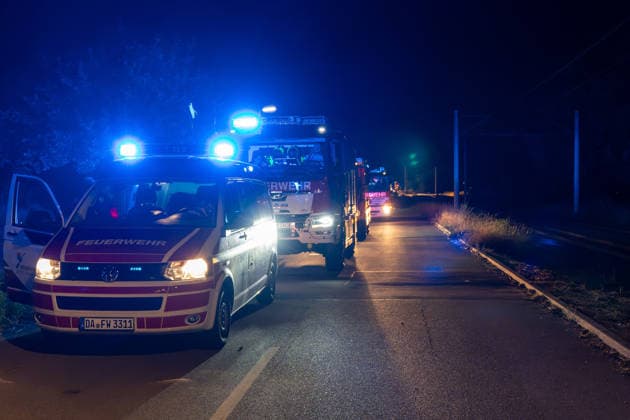 Großer Flächenbrand bedroht Wohngebiet Am 03.08.2026 gegen 02:00 Uhr brannten zwischen Seeheim-Jugenheim und Alsbach im Landkreis Darmstadt-Dieburg rund 28.000 Quadratmeter Feld und Gestrüpp entlang der L3100. Die Feuerwehr stoppte die Flammen etwa fünf Meter vor angrenzenden Wohnhäusern. Ein Anwohner erlitt beim eigenständigen Löschversuch eine Rauchgasvergiftung und wurde vom Rettungsdienst in ein Krankenhaus gebracht. Die Straßenbahnstrecke zwischen Alsbach und Seeheim-Jugenheim wurde gesperrt, ein Schienenersatzverkehr eingerichtet. Zur Brandbekämpfung kam eine Drohne mit Wärmebildkamera zum Aufspüren von Glutnestern zum Einsatz. Seeheim-Jugenheim Hessen Deutschland *** Large Wildfire Threatens Residential Area On August 3,