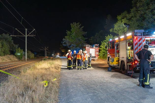 Großer Flächenbrand bedroht Wohngebiet Am 03.08.2026 gegen 02:00 Uhr brannten zwischen Seeheim-Jugenheim und Alsbach im Landkreis Darmstadt-Dieburg rund 28.000 Quadratmeter Feld und Gestrüpp entlang der L3100. Die Feuerwehr stoppte die Flammen etwa fünf Meter vor angrenzenden Wohnhäusern. Ein Anwohner erlitt beim eigenständigen Löschversuch eine Rauchgasvergiftung und wurde vom Rettungsdienst in ein Krankenhaus gebracht. Die Straßenbahnstrecke zwischen Alsbach und Seeheim-Jugenheim wurde gesperrt, ein Schienenersatzverkehr eingerichtet. Zur Brandbekämpfung kam eine Drohne mit Wärmebildkamera zum Aufspüren von Glutnestern zum Einsatz. Seeheim-Jugenheim Hessen Deutschland *** Large Wildfire Threatens Residential Area On August 3,