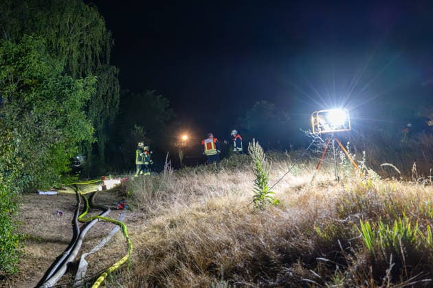 Großer Flächenbrand bedroht Wohngebiet Am 03.08.2026 gegen 02:00 Uhr brannten zwischen Seeheim-Jugenheim und Alsbach im Landkreis Darmstadt-Dieburg rund 28.000 Quadratmeter Feld und Gestrüpp entlang der L3100. Die Feuerwehr stoppte die Flammen etwa fünf Meter vor angrenzenden Wohnhäusern. Ein Anwohner erlitt beim eigenständigen Löschversuch eine Rauchgasvergiftung und wurde vom Rettungsdienst in ein Krankenhaus gebracht. Die Straßenbahnstrecke zwischen Alsbach und Seeheim-Jugenheim wurde gesperrt, ein Schienenersatzverkehr eingerichtet. Zur Brandbekämpfung kam eine Drohne mit Wärmebildkamera zum Aufspüren von Glutnestern zum Einsatz. Seeheim-Jugenheim Hessen Deutschland *** Large Wildfire Threatens Residential Area On August 3,