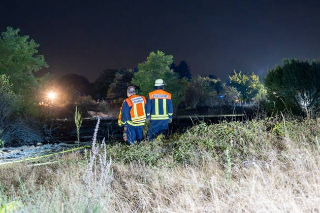 Großer Flächenbrand bedroht Wohngebiet Am 03.08.2026 gegen 02:00 Uhr brannten zwischen Seeheim-Jugenheim und Alsbach im Landkreis Darmstadt-Dieburg rund 28.000 Quadratmeter Feld und Gestrüpp entlang der L3100. Die Feuerwehr stoppte die Flammen etwa fünf Meter vor angrenzenden Wohnhäusern. Ein Anwohner erlitt beim eigenständigen Löschversuch eine Rauchgasvergiftung und wurde vom Rettungsdienst in ein Krankenhaus gebracht. Die Straßenbahnstrecke zwischen Alsbach und Seeheim-Jugenheim wurde gesperrt, ein Schienenersatzverkehr eingerichtet. Zur Brandbekämpfung kam eine Drohne mit Wärmebildkamera zum Aufspüren von Glutnestern zum Einsatz. Seeheim-Jugenheim Hessen Deutschland *** Large Wildfire Threatens Residential Area On August 3,