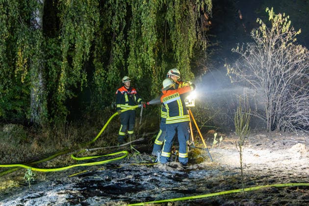 Großer Flächenbrand bedroht Wohngebiet Am 03.08.2026 gegen 02:00 Uhr brannten zwischen Seeheim-Jugenheim und Alsbach im Landkreis Darmstadt-Dieburg rund 28.000 Quadratmeter Feld und Gestrüpp entlang der L3100. Die Feuerwehr stoppte die Flammen etwa fünf Meter vor angrenzenden Wohnhäusern. Ein Anwohner erlitt beim eigenständigen Löschversuch eine Rauchgasvergiftung und wurde vom Rettungsdienst in ein Krankenhaus gebracht. Die Straßenbahnstrecke zwischen Alsbach und Seeheim-Jugenheim wurde gesperrt, ein Schienenersatzverkehr eingerichtet. Zur Brandbekämpfung kam eine Drohne mit Wärmebildkamera zum Aufspüren von Glutnestern zum Einsatz. Seeheim-Jugenheim Hessen Deutschland *** Large Wildfire Threatens Residential Area On August 3,