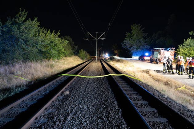 Großer Flächenbrand bedroht Wohngebiet Am 03.08.2026 gegen 02:00 Uhr brannten zwischen Seeheim-Jugenheim und Alsbach im Landkreis Darmstadt-Dieburg rund 28.000 Quadratmeter Feld und Gestrüpp entlang der L3100. Die Feuerwehr stoppte die Flammen etwa fünf Meter vor angrenzenden Wohnhäusern. Ein Anwohner erlitt beim eigenständigen Löschversuch eine Rauchgasvergiftung und wurde vom Rettungsdienst in ein Krankenhaus gebracht. Die Straßenbahnstrecke zwischen Alsbach und Seeheim-Jugenheim wurde gesperrt, ein Schienenersatzverkehr eingerichtet. Zur Brandbekämpfung kam eine Drohne mit Wärmebildkamera zum Aufspüren von Glutnestern zum Einsatz. Seeheim-Jugenheim Hessen Deutschland *** Large Wildfire Threatens Residential Area On August 3,
