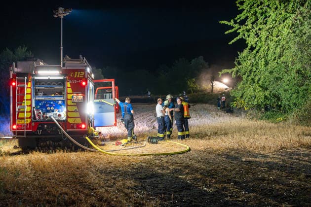 Großer Flächenbrand bedroht Wohngebiet Am 03.08.2026 gegen 02:00 Uhr brannten zwischen Seeheim-Jugenheim und Alsbach im Landkreis Darmstadt-Dieburg rund 28.000 Quadratmeter Feld und Gestrüpp entlang der L3100. Die Feuerwehr stoppte die Flammen etwa fünf Meter vor angrenzenden Wohnhäusern. Ein Anwohner erlitt beim eigenständigen Löschversuch eine Rauchgasvergiftung und wurde vom Rettungsdienst in ein Krankenhaus gebracht. Die Straßenbahnstrecke zwischen Alsbach und Seeheim-Jugenheim wurde gesperrt, ein Schienenersatzverkehr eingerichtet. Zur Brandbekämpfung kam eine Drohne mit Wärmebildkamera zum Aufspüren von Glutnestern zum Einsatz. Seeheim-Jugenheim Hessen Deutschland *** Large Wildfire Threatens Residential Area On August 3,