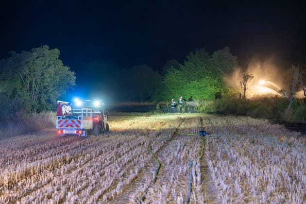 Großer Flächenbrand bedroht Wohngebiet Am 03.08.2026 gegen 02:00 Uhr brannten zwischen Seeheim-Jugenheim und Alsbach im Landkreis Darmstadt-Dieburg rund 28.000 Quadratmeter Feld und Gestrüpp entlang der L3100. Die Feuerwehr stoppte die Flammen etwa fünf Meter vor angrenzenden Wohnhäusern. Ein Anwohner erlitt beim eigenständigen Löschversuch eine Rauchgasvergiftung und wurde vom Rettungsdienst in ein Krankenhaus gebracht. Die Straßenbahnstrecke zwischen Alsbach und Seeheim-Jugenheim wurde gesperrt, ein Schienenersatzverkehr eingerichtet. Zur Brandbekämpfung kam eine Drohne mit Wärmebildkamera zum Aufspüren von Glutnestern zum Einsatz. Seeheim-Jugenheim Hessen Deutschland *** Large Wildfire Threatens Residential Area On August 3,