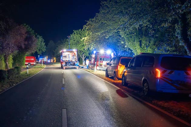 Großer Flächenbrand bedroht Wohngebiet Am 03.08.2026 gegen 02:00 Uhr brannten zwischen Seeheim-Jugenheim und Alsbach im Landkreis Darmstadt-Dieburg rund 28.000 Quadratmeter Feld und Gestrüpp entlang der L3100. Die Feuerwehr stoppte die Flammen etwa fünf Meter vor angrenzenden Wohnhäusern. Ein Anwohner erlitt beim eigenständigen Löschversuch eine Rauchgasvergiftung und wurde vom Rettungsdienst in ein Krankenhaus gebracht. Die Straßenbahnstrecke zwischen Alsbach und Seeheim-Jugenheim wurde gesperrt, ein Schienenersatzverkehr eingerichtet. Zur Brandbekämpfung kam eine Drohne mit Wärmebildkamera zum Aufspüren von Glutnestern zum Einsatz. Seeheim-Jugenheim Hessen Deutschland *** Large Wildfire Threatens Residential Area On August 3,