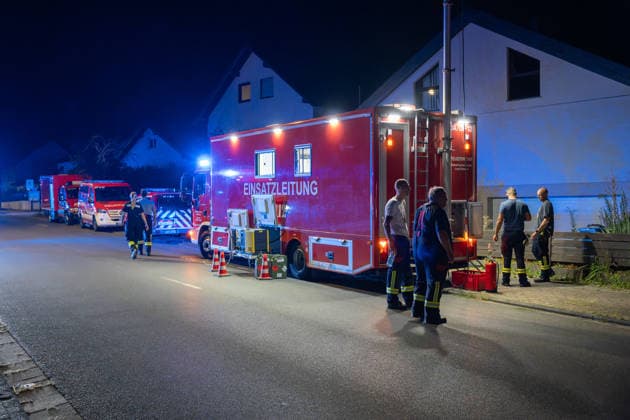 Großer Flächenbrand bedroht Wohngebiet Am 03.08.2026 gegen 02:00 Uhr brannten zwischen Seeheim-Jugenheim und Alsbach im Landkreis Darmstadt-Dieburg rund 28.000 Quadratmeter Feld und Gestrüpp entlang der L3100. Die Feuerwehr stoppte die Flammen etwa fünf Meter vor angrenzenden Wohnhäusern. Ein Anwohner erlitt beim eigenständigen Löschversuch eine Rauchgasvergiftung und wurde vom Rettungsdienst in ein Krankenhaus gebracht. Die Straßenbahnstrecke zwischen Alsbach und Seeheim-Jugenheim wurde gesperrt, ein Schienenersatzverkehr eingerichtet. Zur Brandbekämpfung kam eine Drohne mit Wärmebildkamera zum Aufspüren von Glutnestern zum Einsatz. Seeheim-Jugenheim Hessen Deutschland *** Large Wildfire Threatens Residential Area On August 3,
