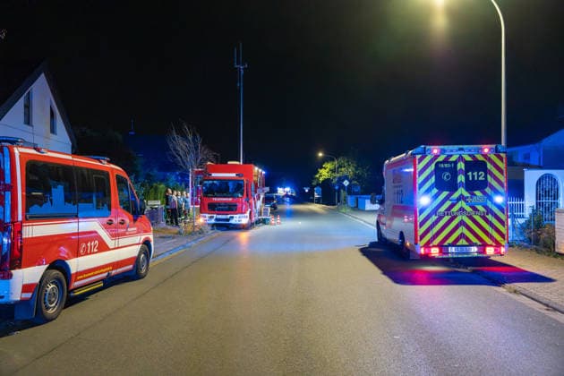 Großer Flächenbrand bedroht Wohngebiet Am 03.08.2026 gegen 02:00 Uhr brannten zwischen Seeheim-Jugenheim und Alsbach im Landkreis Darmstadt-Dieburg rund 28.000 Quadratmeter Feld und Gestrüpp entlang der L3100. Die Feuerwehr stoppte die Flammen etwa fünf Meter vor angrenzenden Wohnhäusern. Ein Anwohner erlitt beim eigenständigen Löschversuch eine Rauchgasvergiftung und wurde vom Rettungsdienst in ein Krankenhaus gebracht. Die Straßenbahnstrecke zwischen Alsbach und Seeheim-Jugenheim wurde gesperrt, ein Schienenersatzverkehr eingerichtet. Zur Brandbekämpfung kam eine Drohne mit Wärmebildkamera zum Aufspüren von Glutnestern zum Einsatz. Seeheim-Jugenheim Hessen Deutschland *** Large Wildfire Threatens Residential Area On August 3,