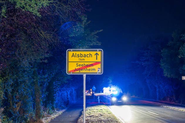 Großer Flächenbrand bedroht Wohngebiet Am 03.08.2026 gegen 02:00 Uhr brannten zwischen Seeheim-Jugenheim und Alsbach im Landkreis Darmstadt-Dieburg rund 28.000 Quadratmeter Feld und Gestrüpp entlang der L3100. Die Feuerwehr stoppte die Flammen etwa fünf Meter vor angrenzenden Wohnhäusern. Ein Anwohner erlitt beim eigenständigen Löschversuch eine Rauchgasvergiftung und wurde vom Rettungsdienst in ein Krankenhaus gebracht. Die Straßenbahnstrecke zwischen Alsbach und Seeheim-Jugenheim wurde gesperrt, ein Schienenersatzverkehr eingerichtet. Zur Brandbekämpfung kam eine Drohne mit Wärmebildkamera zum Aufspüren von Glutnestern zum Einsatz. Seeheim-Jugenheim Hessen Deutschland *** Large Wildfire Threatens Residential Area On August 3,