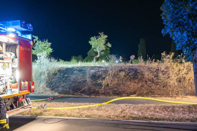 Großer Flächenbrand bedroht Wohngebiet Am 03.08.2026 gegen 02:00 Uhr brannten zwischen Seeheim-Jugenheim und Alsbach im Landkreis Darmstadt-Dieburg rund 28.000 Quadratmeter Feld und Gestrüpp entlang der L3100. Die Feuerwehr stoppte die Flammen etwa fünf Meter vor angrenzenden Wohnhäusern. Ein Anwohner erlitt beim eigenständigen Löschversuch eine Rauchgasvergiftung und wurde vom Rettungsdienst in ein Krankenhaus gebracht. Die Straßenbahnstrecke zwischen Alsbach und Seeheim-Jugenheim wurde gesperrt, ein Schienenersatzverkehr eingerichtet. Zur Brandbekämpfung kam eine Drohne mit Wärmebildkamera zum Aufspüren von Glutnestern zum Einsatz. Seeheim-Jugenheim Hessen Deutschland *** Large Wildfire Threatens Residential Area On August 3,