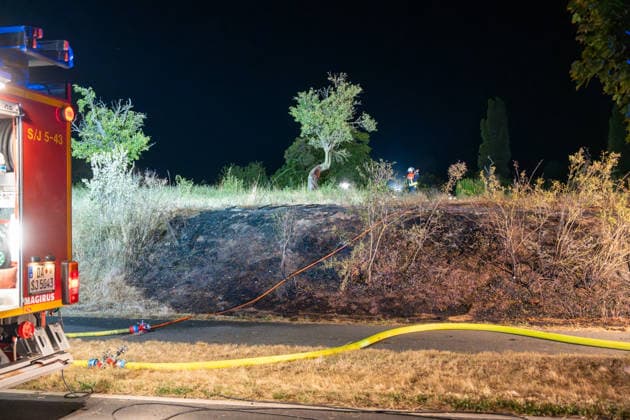 Großer Flächenbrand bedroht Wohngebiet Am 03.08.2026 gegen 02:00 Uhr brannten zwischen Seeheim-Jugenheim und Alsbach im Landkreis Darmstadt-Dieburg rund 28.000 Quadratmeter Feld und Gestrüpp entlang der L3100. Die Feuerwehr stoppte die Flammen etwa fünf Meter vor angrenzenden Wohnhäusern. Ein Anwohner erlitt beim eigenständigen Löschversuch eine Rauchgasvergiftung und wurde vom Rettungsdienst in ein Krankenhaus gebracht. Die Straßenbahnstrecke zwischen Alsbach und Seeheim-Jugenheim wurde gesperrt, ein Schienenersatzverkehr eingerichtet. Zur Brandbekämpfung kam eine Drohne mit Wärmebildkamera zum Aufspüren von Glutnestern zum Einsatz. Seeheim-Jugenheim Hessen Deutschland *** Large Wildfire Threatens Residential Area On August 3,