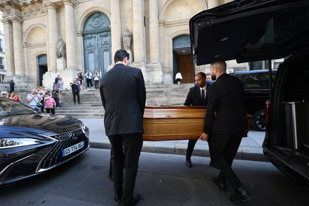 French Singer and pianist Marie-Paule Belle Funeral - Paris The Coffin during the funeral ceremony for French singer and pianist Marie-Paule Belle at Saint Roch church in Paris, France on August 3, 2026. She died from breast cancer at age 80 on July 25, 2026, in Neuilly-sur-Seine. She was best known for her 1976 hit song La Parisienne ». Photo by Raphael Lafargue ABACAPRESS.COM Paris Ile-de-France France  Copyright: xLafarguexRaphael ABACAx