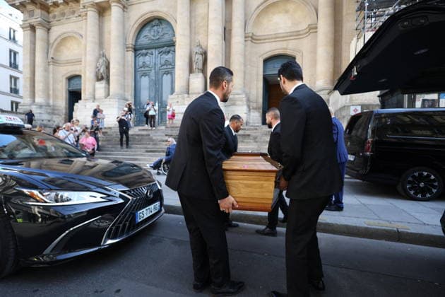 French Singer and pianist Marie-Paule Belle Funeral - Paris The Coffin during the funeral ceremony for French singer and pianist Marie-Paule Belle at Saint Roch church in Paris, France on August 3, 2026. She died from breast cancer at age 80 on July 25, 2026, in Neuilly-sur-Seine. She was best known for her 1976 hit song La Parisienne ». Photo by Raphael Lafargue ABACAPRESS.COM Paris Ile-de-France France  Copyright: xLafarguexRaphael ABACAx