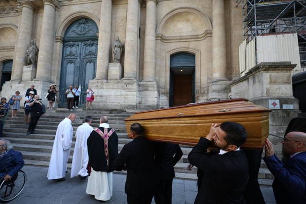 French Singer and pianist Marie-Paule Belle Funeral - Paris The Coffin during the funeral ceremony for French singer and pianist Marie-Paule Belle at Saint Roch church in Paris, France on August 3, 2026. She died from breast cancer at age 80 on July 25, 2026, in Neuilly-sur-Seine. She was best known for her 1976 hit song La Parisienne ». Photo by Raphael Lafargue ABACAPRESS.COM Paris Ile-de-France France  Copyright: xLafarguexRaphael ABACAx