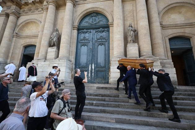 French Singer and pianist Marie-Paule Belle Funeral - Paris The Coffin during the funeral ceremony for French singer and pianist Marie-Paule Belle at Saint Roch church in Paris, France on August 3, 2026. She died from breast cancer at age 80 on July 25, 2026, in Neuilly-sur-Seine. She was best known for her 1976 hit song La Parisienne ». Photo by Raphael Lafargue ABACAPRESS.COM Paris Ile-de-France France  Copyright: xLafarguexRaphael ABACAx