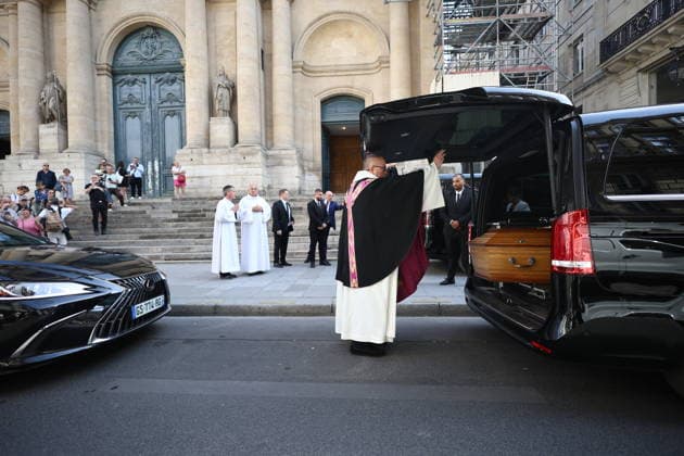 French Singer and pianist Marie-Paule Belle Funeral - Paris The Coffin during the funeral ceremony for French singer and pianist Marie-Paule Belle at Saint Roch church in Paris, France on August 3, 2026. She died from breast cancer at age 80 on July 25, 2026, in Neuilly-sur-Seine. She was best known for her 1976 hit song La Parisienne ». Photo by Raphael Lafargue ABACAPRESS.COM Paris Ile-de-France France  Copyright: xLafarguexRaphael ABACAx