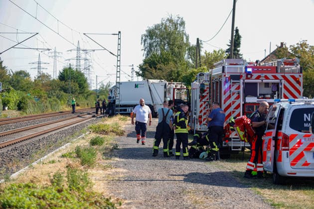 S-Bahn kollidiert mit Müllwagen Fahrer schwer verletzt Bahnverkehr eingestellt Am 03.08.2026 kollidiert im Flörsheimer Bahnweg gegen 09:10 Uhr eine S-Bahn der Linie 1 mit einem Müllwagen. Der Fahrer des Entsorgungsfahrzeugs wird schwer verletzt. Offenbar gerät der Müllwagen beim Wenden im engen Weg auf den Fahrweg der Bahn. Der Bahnverkehr auf der betroffenen Linie ist wegen der Rettungsarbeiten eingestellt, Feuerwehr, Rettungsdienst und Bundespolizei sind im Einsatz. Flörsheim Hessen Deutschland *** S-Bahn Collides with Garbage Truck; Driver Seriously Injured; Train Service Suspended On August 3, 2026, at approximately 9:10 a.m., an S-Bahn train on Line 1 collided with a garbage truck on Flörsheimer Bahnweg. The driver of th