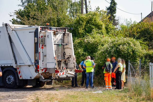 S-Bahn kollidiert mit Müllwagen Fahrer schwer verletzt Bahnverkehr eingestellt Am 03.08.2026 kollidiert im Flörsheimer Bahnweg gegen 09:10 Uhr eine S-Bahn der Linie 1 mit einem Müllwagen. Der Fahrer des Entsorgungsfahrzeugs wird schwer verletzt. Offenbar gerät der Müllwagen beim Wenden im engen Weg auf den Fahrweg der Bahn. Der Bahnverkehr auf der betroffenen Linie ist wegen der Rettungsarbeiten eingestellt, Feuerwehr, Rettungsdienst und Bundespolizei sind im Einsatz. Flörsheim Hessen Deutschland *** S-Bahn Collides with Garbage Truck; Driver Seriously Injured; Train Service Suspended On August 3, 2026, at approximately 9:10 a.m., an S-Bahn train on Line 1 collided with a garbage truck on Flörsheimer Bahnweg. The driver of th