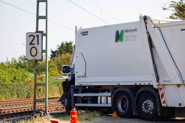 S-Bahn kollidiert mit Müllwagen Fahrer schwer verletzt Bahnverkehr eingestellt Am 03.08.2026 kollidiert im Flörsheimer Bahnweg gegen 09:10 Uhr eine S-Bahn der Linie 1 mit einem Müllwagen. Der Fahrer des Entsorgungsfahrzeugs wird schwer verletzt. Offenbar gerät der Müllwagen beim Wenden im engen Weg auf den Fahrweg der Bahn. Der Bahnverkehr auf der betroffenen Linie ist wegen der Rettungsarbeiten eingestellt, Feuerwehr, Rettungsdienst und Bundespolizei sind im Einsatz. Flörsheim Hessen Deutschland *** S-Bahn Collides with Garbage Truck; Driver Seriously Injured; Train Service Suspended On August 3, 2026, at approximately 9:10 a.m., an S-Bahn train on Line 1 collided with a garbage truck on Flörsheimer Bahnweg. The driver of th