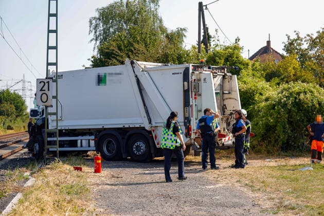 S-Bahn kollidiert mit Müllwagen Fahrer schwer verletzt Bahnverkehr eingestellt Am 03.08.2026 kollidiert im Flörsheimer Bahnweg gegen 09:10 Uhr eine S-Bahn der Linie 1 mit einem Müllwagen. Der Fahrer des Entsorgungsfahrzeugs wird schwer verletzt. Offenbar gerät der Müllwagen beim Wenden im engen Weg auf den Fahrweg der Bahn. Der Bahnverkehr auf der betroffenen Linie ist wegen der Rettungsarbeiten eingestellt, Feuerwehr, Rettungsdienst und Bundespolizei sind im Einsatz. Flörsheim Hessen Deutschland *** S-Bahn Collides with Garbage Truck; Driver Seriously Injured; Train Service Suspended On August 3, 2026, at approximately 9:10 a.m., an S-Bahn train on Line 1 collided with a garbage truck on Flörsheimer Bahnweg. The driver of th