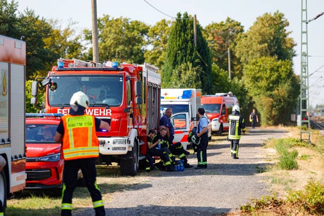 S-Bahn kollidiert mit Müllwagen Fahrer schwer verletzt Bahnverkehr eingestellt Am 03.08.2026 kollidiert im Flörsheimer Bahnweg gegen 09:10 Uhr eine S-Bahn der Linie 1 mit einem Müllwagen. Der Fahrer des Entsorgungsfahrzeugs wird schwer verletzt. Offenbar gerät der Müllwagen beim Wenden im engen Weg auf den Fahrweg der Bahn. Der Bahnverkehr auf der betroffenen Linie ist wegen der Rettungsarbeiten eingestellt, Feuerwehr, Rettungsdienst und Bundespolizei sind im Einsatz. Flörsheim Hessen Deutschland *** S-Bahn Collides with Garbage Truck; Driver Seriously Injured; Train Service Suspended On August 3, 2026, at approximately 9:10 a.m., an S-Bahn train on Line 1 collided with a garbage truck on Flörsheimer Bahnweg. The driver of th