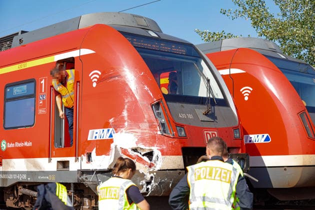 S-Bahn kollidiert mit Müllwagen Fahrer schwer verletzt Bahnverkehr eingestellt Am 03.08.2026 kollidiert im Flörsheimer Bahnweg gegen 09:10 Uhr eine S-Bahn der Linie 1 mit einem Müllwagen. Der Fahrer des Entsorgungsfahrzeugs wird schwer verletzt. Offenbar gerät der Müllwagen beim Wenden im engen Weg auf den Fahrweg der Bahn. Der Bahnverkehr auf der betroffenen Linie ist wegen der Rettungsarbeiten eingestellt, Feuerwehr, Rettungsdienst und Bundespolizei sind im Einsatz. Flörsheim Hessen Deutschland *** S-Bahn Collides with Garbage Truck; Driver Seriously Injured; Train Service Suspended On August 3, 2026, at approximately 9:10 a.m., an S-Bahn train on Line 1 collided with a garbage truck on Flörsheimer Bahnweg. The driver of th