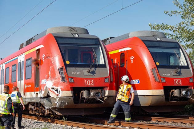 S-Bahn kollidiert mit Müllwagen Fahrer schwer verletzt Bahnverkehr eingestellt Am 03.08.2026 kollidiert im Flörsheimer Bahnweg gegen 09:10 Uhr eine S-Bahn der Linie 1 mit einem Müllwagen. Der Fahrer des Entsorgungsfahrzeugs wird schwer verletzt. Offenbar gerät der Müllwagen beim Wenden im engen Weg auf den Fahrweg der Bahn. Der Bahnverkehr auf der betroffenen Linie ist wegen der Rettungsarbeiten eingestellt, Feuerwehr, Rettungsdienst und Bundespolizei sind im Einsatz. Flörsheim Hessen Deutschland *** S-Bahn Collides with Garbage Truck; Driver Seriously Injured; Train Service Suspended On August 3, 2026, at approximately 9:10 a.m., an S-Bahn train on Line 1 collided with a garbage truck on Flörsheimer Bahnweg. The driver of th