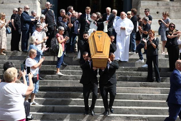RECORD DATE NOT STATED French Singer and Pianist Marie-Paule Belle Funeral - Paris The Coffin during the funeral ceremony for French singer and pianist Marie-Paule Belle at Saint Roch church in Paris, France on August 3, 2026. She died from breast cancer at age 80 on July 25, 2026, in Neuilly-sur-Seine. She was best known for her 1976 hit song La Parisienne ». Photo by Raphael Lafargue ABACAPRESS.COM Paris Ile-de-France France  Copyright: xLafarguexRaphael ABACAx
