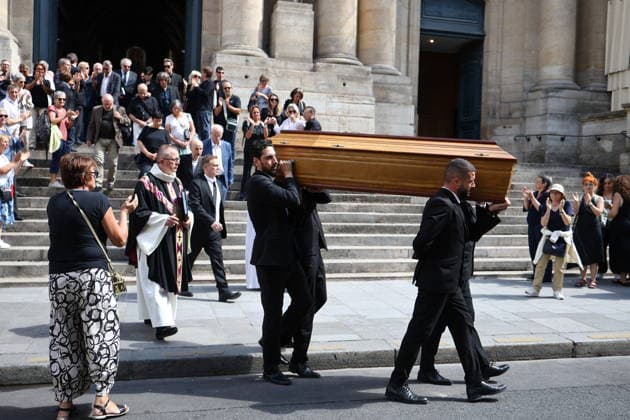 French Singer and Pianist Marie-Paule Belle Funeral - Paris The Coffin during the funeral ceremony for French singer and pianist Marie-Paule Belle at Saint Roch church in Paris, France on August 3, 2026. She died from breast cancer at age 80 on July 25, 2026, in Neuilly-sur-Seine. She was best known for her 1976 hit song La Parisienne ». Photo by Raphael Lafargue ABACAPRESS.COM Paris Ile-de-France France  Copyright: xLafarguexRaphael ABACAx