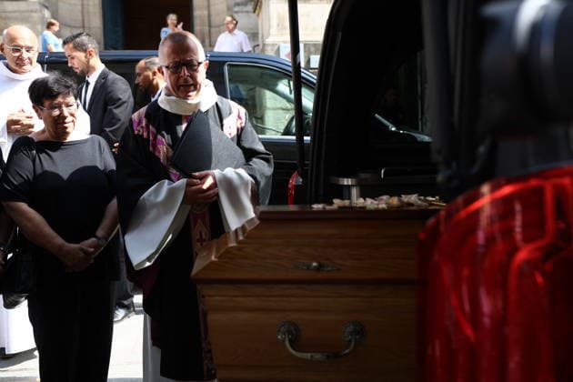 French Singer and Pianist Marie-Paule Belle Funeral - Paris The Coffin during the funeral ceremony for French singer and pianist Marie-Paule Belle at Saint Roch church in Paris, France on August 3, 2026. She died from breast cancer at age 80 on July 25, 2026, in Neuilly-sur-Seine. She was best known for her 1976 hit song La Parisienne ». Photo by Raphael Lafargue ABACAPRESS.COM Paris Ile-de-France France  Copyright: xLafarguexRaphael ABACAx