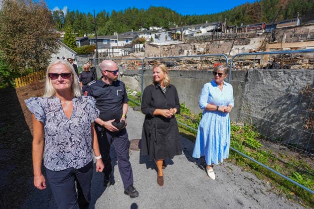 Arbeids- og inkluderingsminister Kjersti Stenseng besoker Krokstadelva Krokstadelva 20260803. Minister of Labour and Inclusion Kjersti Stenseng visits the fire area at Krokstadelva on Monday. Here together with the fire chief on duty in Drammen Martin Paulsen (left) and brigade chief Sindre Nedberget Hansen. Photo: Lise Aserud NTB Krokstadelva Norge yrEiUnn-Fsg EDITORIAL USE ONLY Ref:_POLyrEiUnn-Fsg.jpg *** Minister of Labor and Inclusion Kjersti Stenseng visits Krokstadelva Krokstadelva 20260803 Minister of Labor and Inclusion Kjersti Stenseng visits the fire area at Krokstadelva on Monday. Here she is with the fire chief on duty in Drammen, Martin Paulsen (left), and BrigSindre Nedberget Hansen. Photo by Lise Aserud, NTB. Krokstadel  Copyright: xLisexAserudx xNTBx