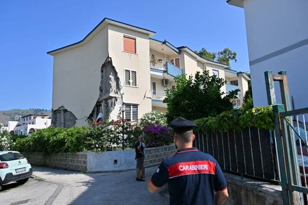 Foto IPP Felice De Martino Pozzuoli - Napoli 01 08 2026 Scossa di Terremoto Pozzuoli il Sisma di magnitudo 4.7 ai Campi flegrei: feriti, danni e circa 300 le persone che hanno dovuto abbandonare le proprie case nella foto i carabinieri presidiano un edificio lesionato Italy Photo Press World Copyright *** Photo by IPP Felice De Martino, Pozzuoli, Naples, August 1, 2026: Earthquake in Pozzuoli—a 4.7-magnitude quake in the Phlegraean Fields—resulted in injuries, property damage, and about 300 people forced to evacuate their homes; in the photo, Carabinieri guard a damaged building. Italy Photo Press World Copyright 