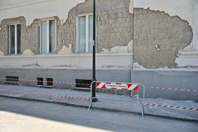 Foto IPP Felice De Martino Pozzuoli - Napoli 01 08 2026 Scossa di Terremoto Pozzuoli il Sisma di magnitudo 4.7 ai Campi flegrei: feriti, danni e circa 300 le persone che hanno dovuto abbandonare le proprie case nella foto un edificio lesionato Italy Photo Press World Copyright *** Photo by IPP Felice De Martino, Pozzuoli, Naples, August 1, 2026: Earthquake in Pozzuoli—a 4.7-magnitude quake in the Phlegraean Fields—resulting in injuries, damage, and about 300 people who had to evacuate their homes; pictured is a damaged building. Italy Photo Press World Copyright 