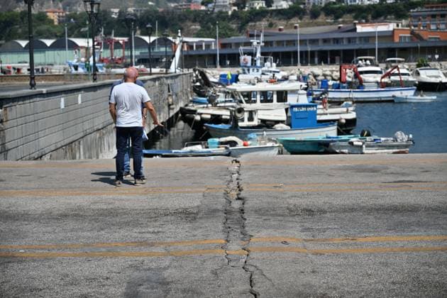 Foto IPP Felice De Martino Pozzuoli - Napoli 01 08 2026 Scossa di Terremoto Pozzuoli il Sisma di magnitudo 4.7 ai Campi flegrei: feriti, danni e circa 300 le persone che hanno dovuto abbandonare le proprie case nella foto una vistosa crepa si e aperta sull asfalto del porto Italy Photo Press World Copyright *** Photo by IPP Felice De Martino, Pozzuoli, Naples, August 1, 2026: Earthquake in Pozzuoli—a 4.7-magnitude quake in the Phlegraean Fields—resulting in injuries, damage, and about 300 people forced to evacuate their homes; the photo shows a large crack that has opened in the asphalt at the port. Italy Photo Press World Copyright 
