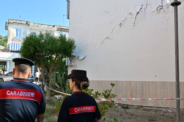 Foto IPP Felice De Martino Pozzuoli - Napoli 01 08 2026 Scossa di Terremoto Pozzuoli il Sisma di magnitudo 4.7 ai Campi flegrei: feriti, danni e circa 300 le persone che hanno dovuto abbandonare le proprie case nella foto i carabinieri presidiano un edificio lesionato Italy Photo Press World Copyright *** Photo by IPP Felice De Martino, Pozzuoli, Naples, August 1, 2026: Earthquake in Pozzuoli—a 4.7-magnitude quake in the Phlegraean Fields—resulting in injuries, property damage, and about 300 people forced to evacuate their homes; in the photo, Carabinieri guard a damaged building. Italy Photo Press World Copyright 
