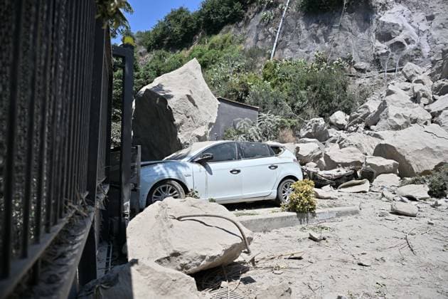 Foto IPP Felice De Martino Pozzuoli - Napoli 01 08 2026 Scossa di Terremoto Pozzuoli il Sisma di magnitudo 4.7 ai Campi flegrei: feriti, danni e circa 300 le persone che hanno dovuto abbandonare le proprie case nella foto un auto distrutta dal crollo di una roccia Italy Photo Press World Copyright *** Photo by IPP Felice De Martino, Pozzuoli, Naples, August 1, 2026: Earthquake in Pozzuoli—a 4.7-magnitude quake in the Phlegraean Fields—resulted in injuries, damage, and about 300 people forced to flee their homes. Pictured: a car destroyed by a falling boulder. Italy Photo Press World Copyright 