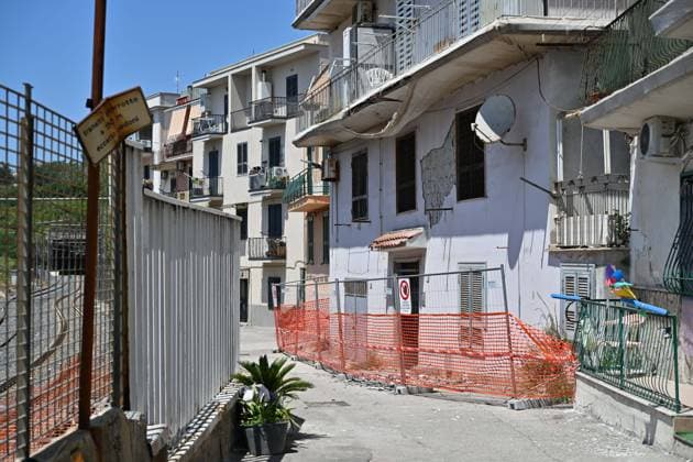 Foto IPP Felice De Martino Pozzuoli - Napoli 01 08 2026 Scossa di Terremoto Pozzuoli il Sisma di magnitudo 4.7 ai Campi flegrei: feriti, danni e circa 300 le persone che hanno dovuto abbandonare le proprie case nella foto un edificio lesionato Italy Photo Press World Copyright *** Photo by IPP Felice De Martino, Pozzuoli, Naples, August 1, 2026: Earthquake in Pozzuoli—a 4.7-magnitude quake in the Phlegraean Fields—resulting in injuries, damage, and about 300 people who had to flee their homes; pictured is a damaged building. Italy Photo Press World Copyright 